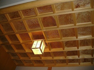 玄関の杉板格天井